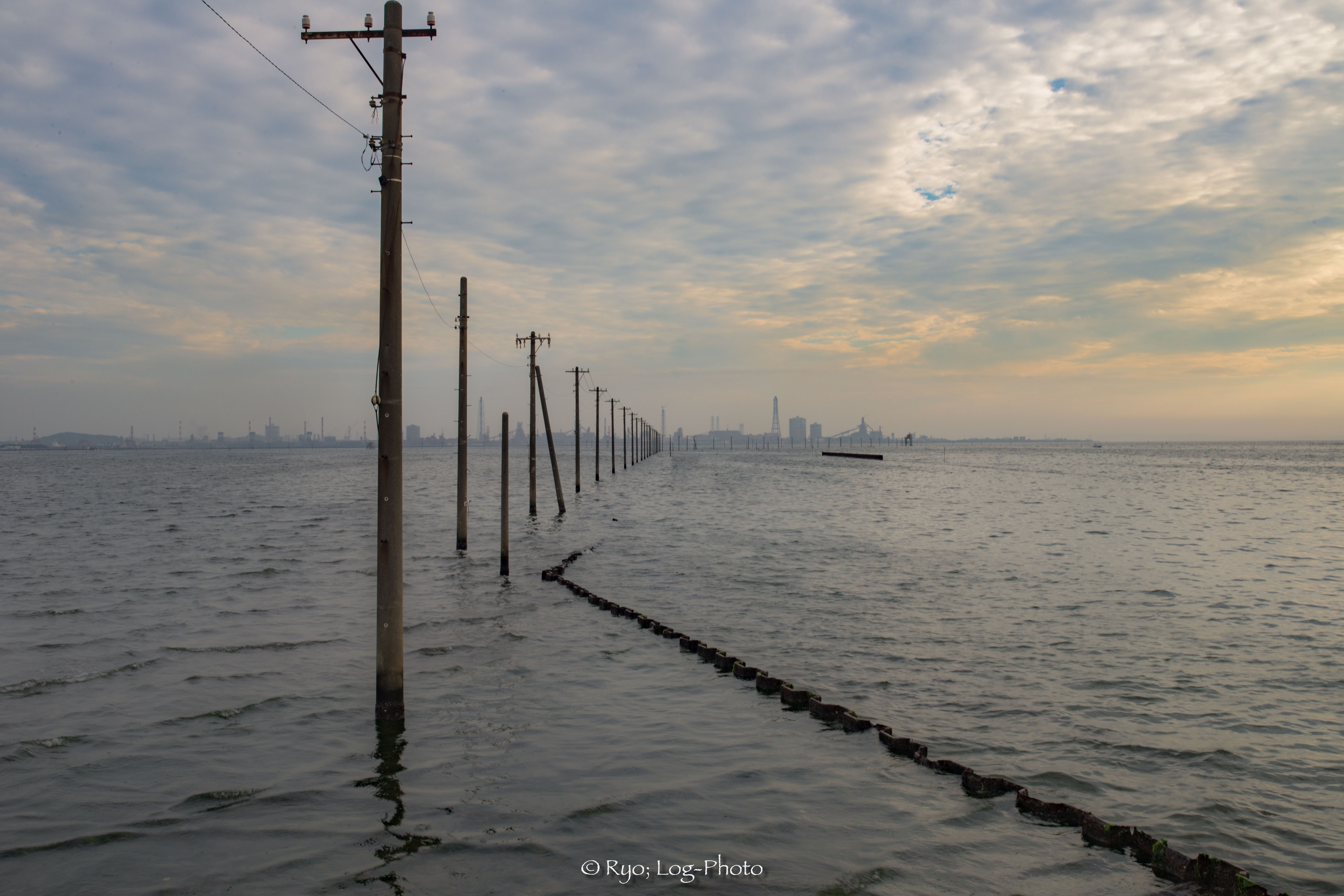 日本のウユニ塩湖と呼ばれる 木更津の江川海岸へ 海に浮かぶ電柱が幻想的 鏡張りの撮影に成功 Log Photo