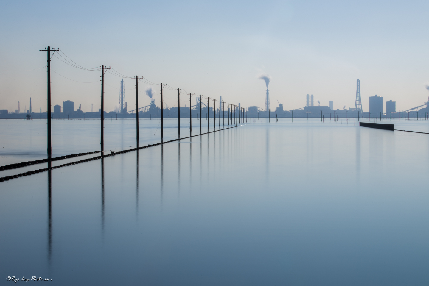 日本のウユニ塩湖と呼ばれる 木更津の江川海岸へ 海に浮かぶ電柱が幻想的 鏡張りの撮影に成功 Log Photo