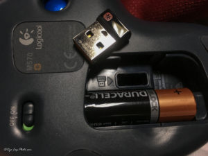 マウスの背面カバーを開けると、USBが収納できる