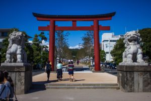 鶴岡八幡宮の若宮大路、段葛を歩く。春は桜も。