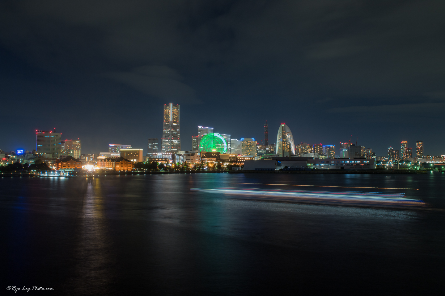 横浜の夜景を見るにはやっぱり大桟橋 変わらぬ景色にいつも感動する 人気の撮影スポットです Log Photo