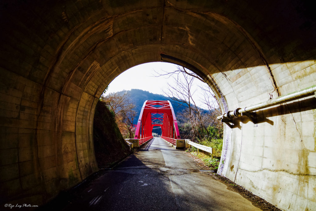 千葉　紅葉　亀山湖　赤い橋