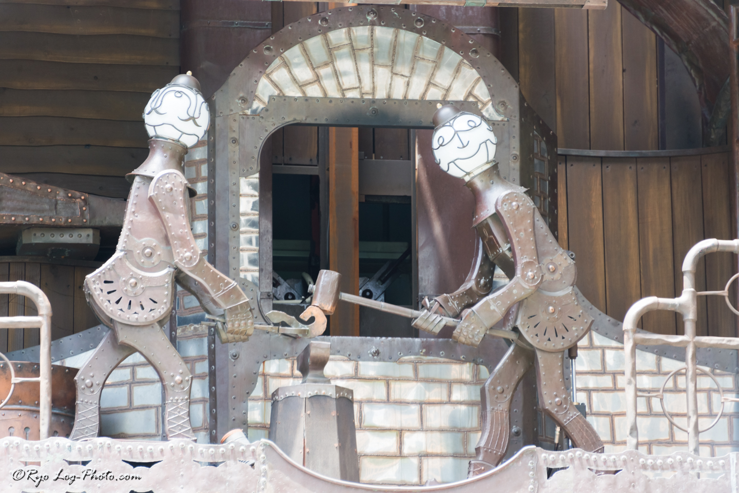 新橋・汐留にある宮崎駿デザインの日テレ大時計。からくり時計はジブリ